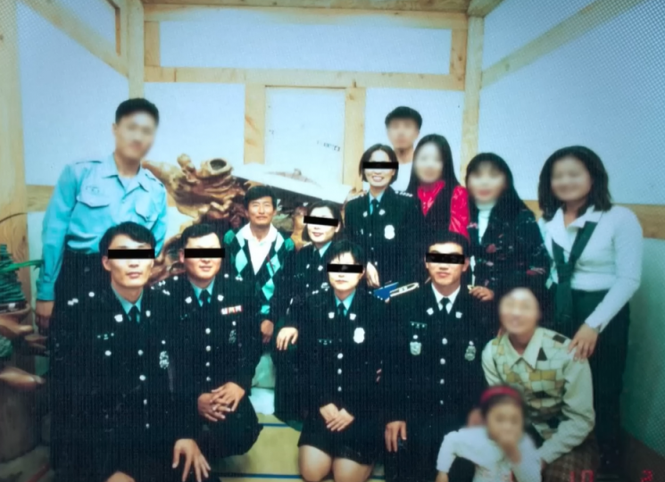 1990년대 후반에 찍은 것으로 추정되는 기독교복음선교회(통칭 JMS) 교주 정명석씨와 정복을 입은 경찰의 모습. 한판승부 유튜브 캡처.