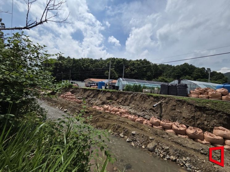 청양군이 국비 321억 원을 확보해 지난 7월 집중호우로 파손된 하천과 공공시설 복구에 나선다/청양군청