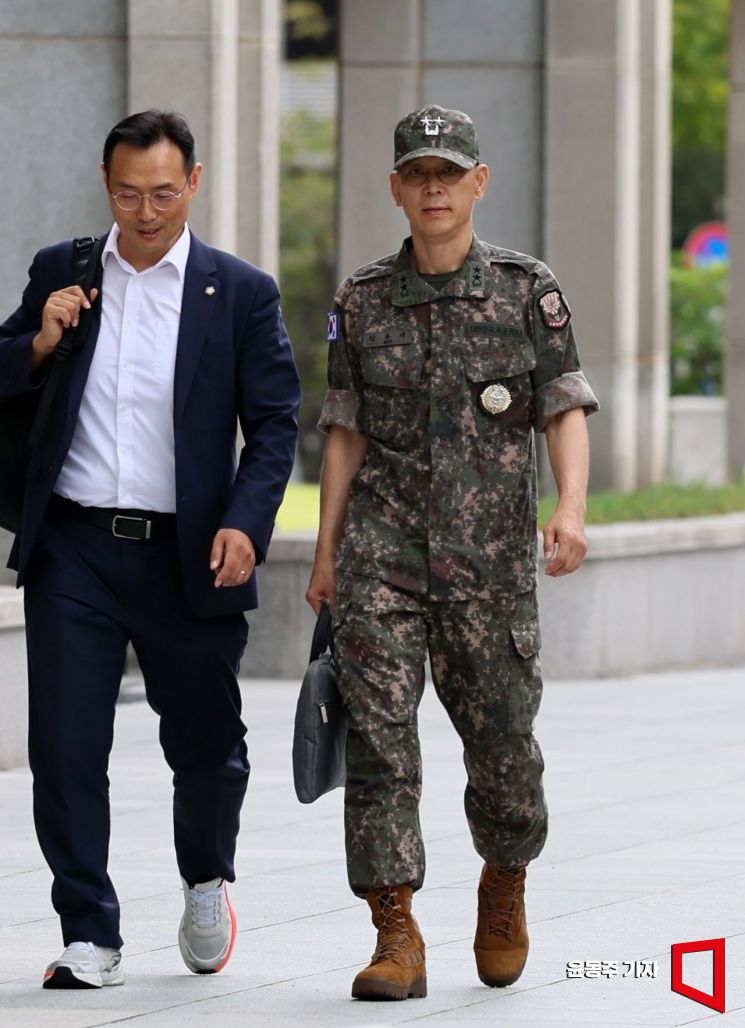 평양 무인기 침투 관여 의혹을 받는 김용대 드론작전사령관이 20일 서울 서초구 서울고등검찰청에 마련된 내란특검 사무실에 피의자 신분으로 출석하고 있다. 윤동주 기자