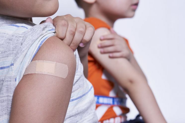 12~26세 남녀 모두에게 사람유두종바이러스(HPV) 감염증 예방접종을 지원하는 내용의 법안이 잇따라 발의된 가운데 올해는 이 법안이 국회를 통과해 남성들의 무료 접종이 가능해질지 주목된다. 게티이미지