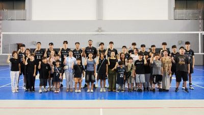 '스카이워크 투게더_썸머' 행사 참여 가족들이 현대캐피탈 '캐슬 오브 스카이워커스'를 방문해 선수들과 기념촬영하고 있다. 현대캐피탈