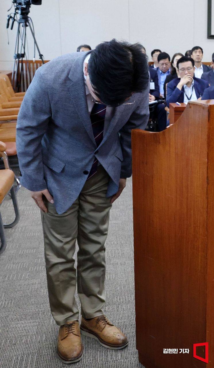 [포토] 열차 사망 사고에 허리 숙여 사과하는 김영훈 장관 