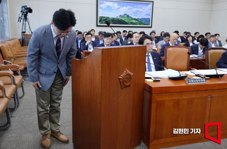 [포토] 열차 사망 사고 사과하는 김영훈 장관