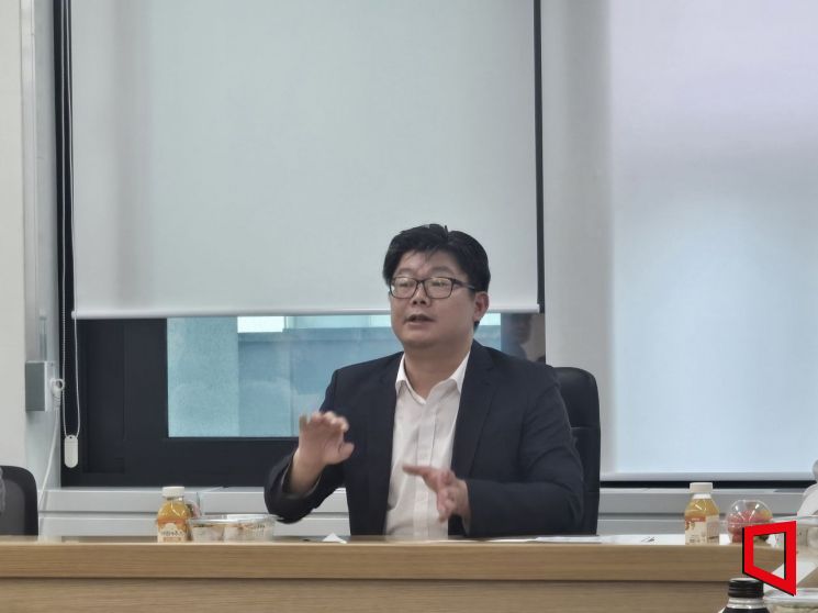 하승철 개인정보위 범정부 마이데이터 추진단장이 20일 정부서울청사에서 '개인정보보호법 시행령' 개정안에 대해 설명하고 있다. 노경조 기자