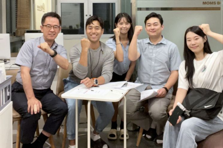 왼쪽부터 이완희 교수, 맘스바디케어 김우성 대표, 삼육대 응용물리치료연구소 변나은 연구원, 경복대 물리치료학과 신장훈 교수, 맘스바디케어 김소정 교육팀장. 삼육대학교