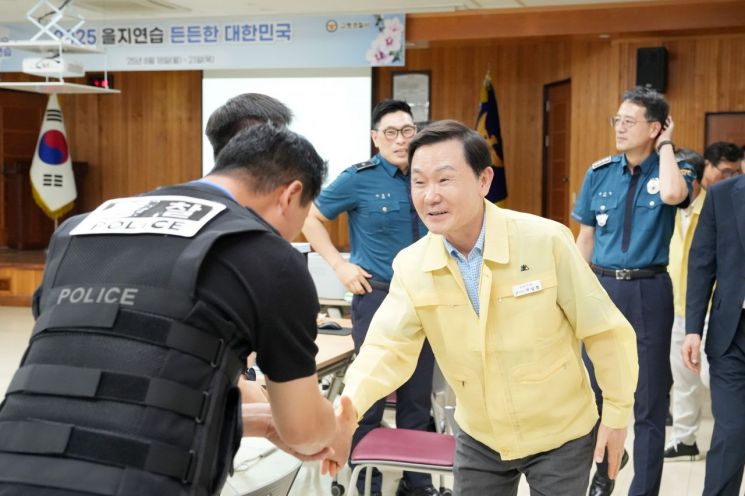 이남철 고령군수가 을지연습 유관기관을 격려 방문하고 있다. 고령군 제공