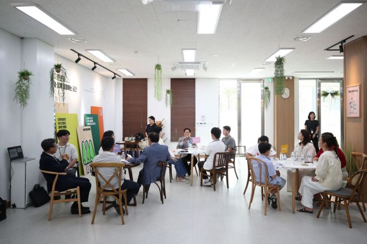주광덕 남양주시장이 지난 19일 등성이숲센터에서 '시민시장 DAY'를 열어 버스 승강장 모델에 참여한 시민시장들과 대화를 나누고 있다. 남양주시 제공