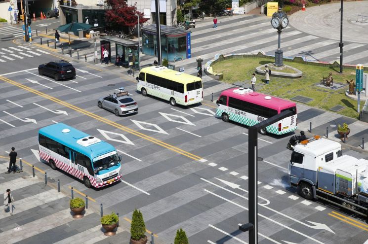 성공버스 3개 노선이 환승 정류소인 왕십리역을 지나고 있다. 성동구 제공.