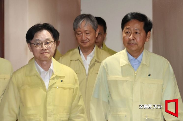 [포토] 산업경쟁력강화 관계장관회의 참석하는 구윤철 부총리