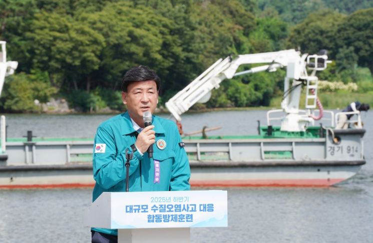 방세환 광주시장이 20일 남종면 경기도 수자원본부 선착장에서 '대규모 수질오염사고 대응 합동 방제 훈련'에 참석해 인사말을 하고 있다. 경기 광주시 제공