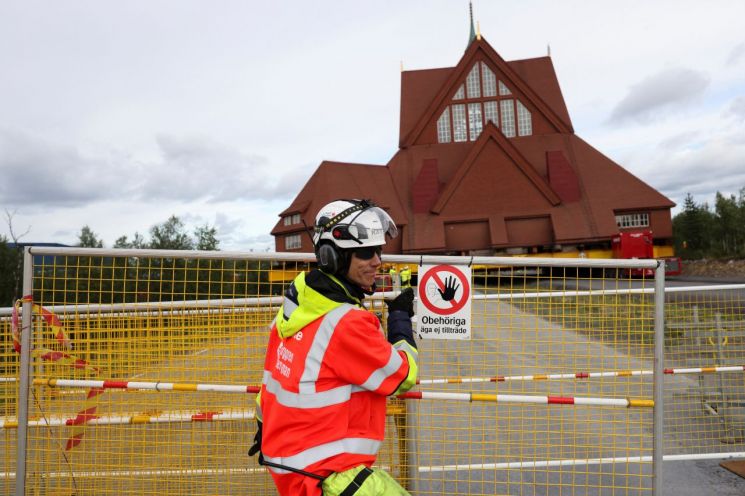 키루나 교회는 2001년 스웨덴에서 가장 아름다운 건축물로 선정됐다. 이전 작업을 위해 지난해 폐쇄되기 전까지 마을의 주요 관광지였다. 로이터·연합뉴스