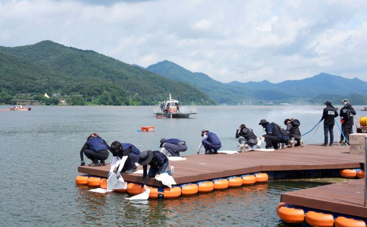 광주시가 20일 남종면 경기도 수자원본부 선착장에서 '대규모 수질오염사고 대응 합동 방제 훈련'을 실시하고 있다. 경기 광주시 제공