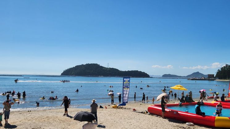 해남송호해수욕장에 지난 한 달간 1만7,893명의 피서객이 방문했다. 해남군 제공