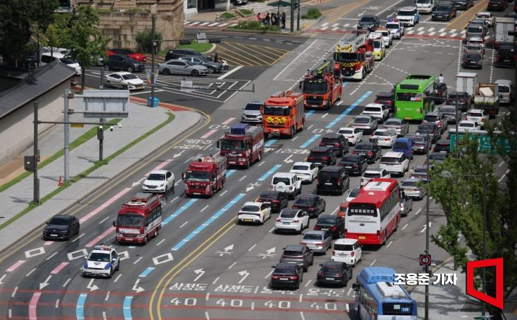 [포토] 민방위 훈련, 소방차 길 터주기