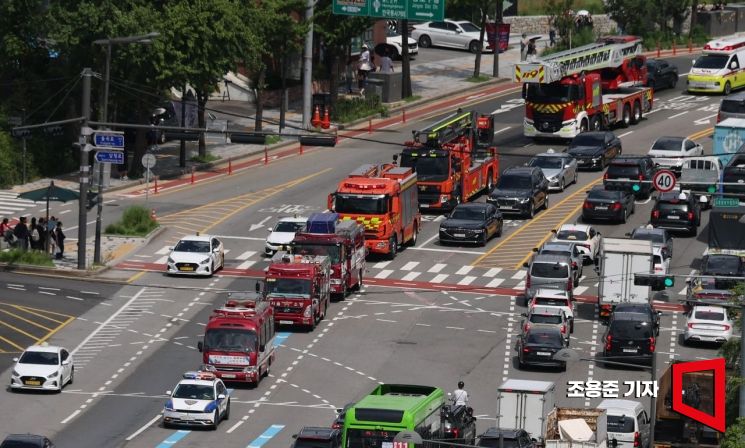 [포토] '소방차 길 터주기' 민방위 훈련중