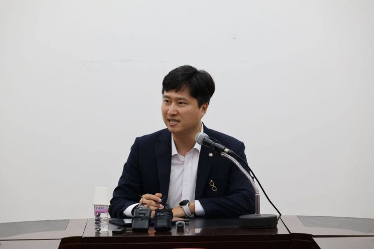 우재준 국민의힘 청년 최고위원 후보가 "내가 사과한다고 20·30세대의 마음이 풀리겠나"라고 발언한 조국 전 조국혁신당 대표를 겨냥해 "이래서 사면하면 안 됐다"고 강도 높게 비판했다. 우재준 페이스북