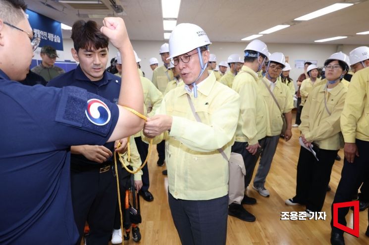 [포토] 매듭법 배우는 김민석 총리