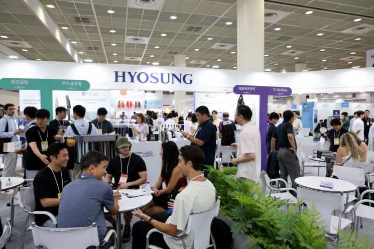 20일 오전 효성티앤씨 부스가 국내외 바이어들과 기업 관계자들로 북적이고 있다. 섬유산업연합회 제공