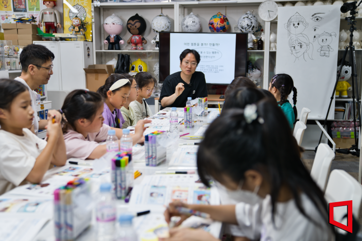 부천에서 활동중인 임덕영 웹툰작가 작업실 '툰토이 스튜디오'에서 '꿈의 스튜디오 부천' 2차 오픈 워크숍이 열리고 있다. 2025.8.2 부천시