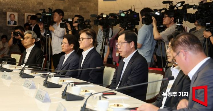 [포토] 굳은 표정의 석유화학업계 대표들