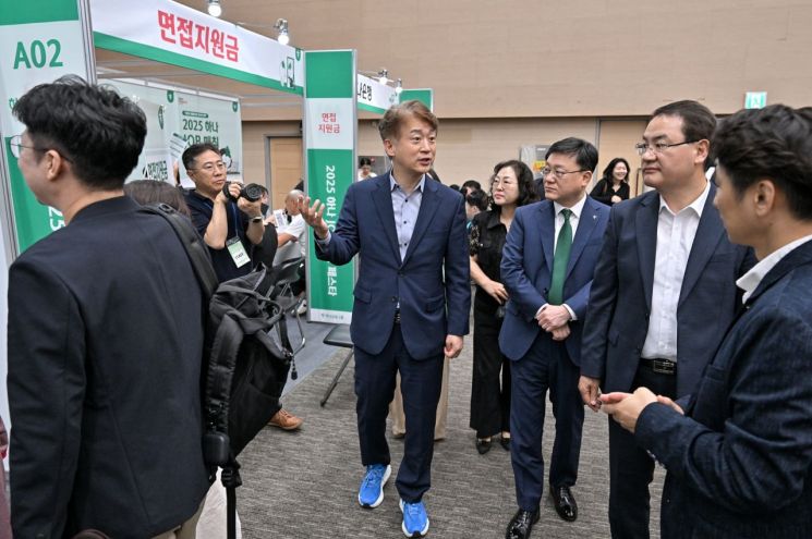 김이강 광주 서구청장이 19일 서구 김대중컨벤션센터 다목적홀에서 열린 '하나 JOB매칭 페스타 in 광주'에서 참석자들과 함께 상담부스, 안내부스 등을 살펴보고 있다. 광주 서구 제공