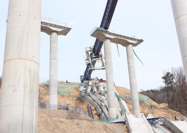 4명의 사망자가 발생한 지난 2월 안성~세종 고속도로 청용천교 사고 당시 모습. 경기도.