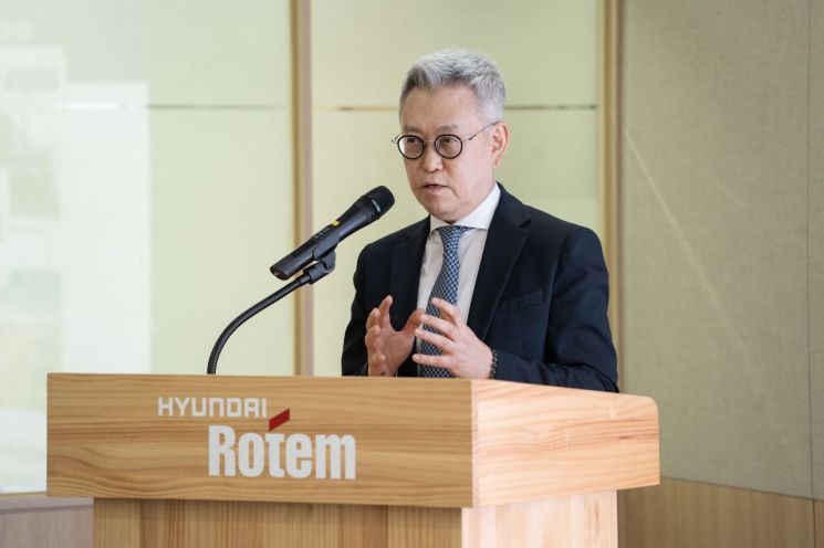 지난 14일 경남 창원 현대로템 창원공장에서 이정엽 디펜스솔루션사업본부장(부사장)이 기자간담회 모두발언을 하고 있다. 현대로템