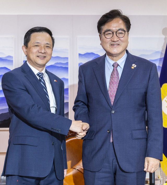 우원식 국회의장(오른쪽)이 20일 국회에서 다이빙 주한중국대사를 면담하기 전 악수하고 있다. 연합뉴스