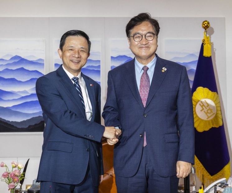 우원식 국회의장(오른쪽)이 20일 국회에서 다이빙 주한중국대사를 면담하기 전 악수하고 있다. 연합뉴스
