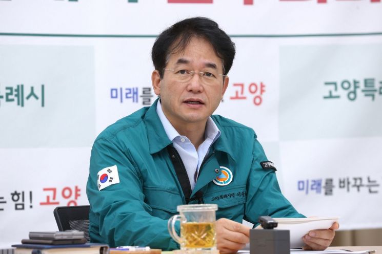 이동환 고양특례시장은 20일 백석별관에서 간부회의를 개최해 지난 13일 고양시 전역에 내린 극한 호우 피해 현황과 수습복구 진행 상황을 보고받고 향후 재발 방지 대책을 논의하고 있다. 고양특례시 제공