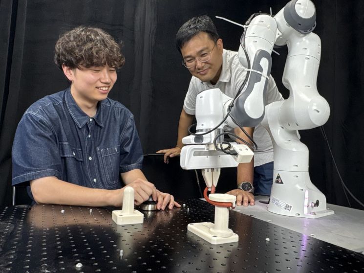 (왼쪽부터) 송민석 석사과정, 박대형 교수. KAIST 제공