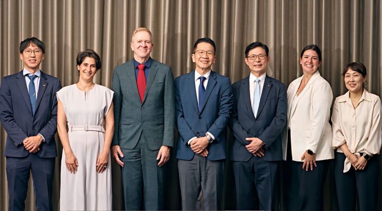 SK바이오사이언스와 게이츠 재단 주요 관계자들이 미팅을 마치고 기념 촬영을 하고 있다. 왼쪽부터 윤현준 SK바이오사이언스 BD1실장, 이자벨 토레스 게이츠 재단 수석 고문, 트레버 먼델 게이츠 재단 글로벌 헬스 부문 회장, 최창원 SK디스커버리 부회장, 안재용 SK바이오사이언스 사장, 카라 카루바 게이츠 재단 글로벌 헬스 부문 부국장, 박진선 SK바이오사이언스 마케팅&사업개발본부장. 라이트 재단