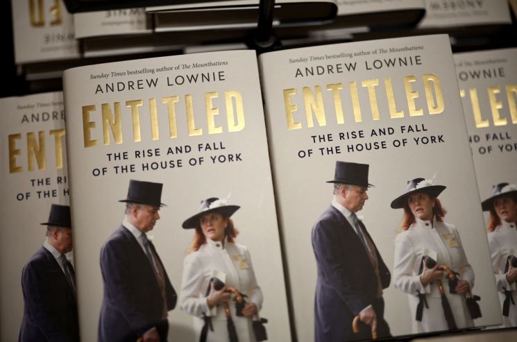 英 앤드루왕자 전기서 "엡스타인, 멜라니아 소개" 삭제