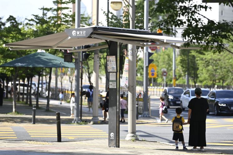 대구 달성군이 횡단보도에 설치한 스마트 그늘막.