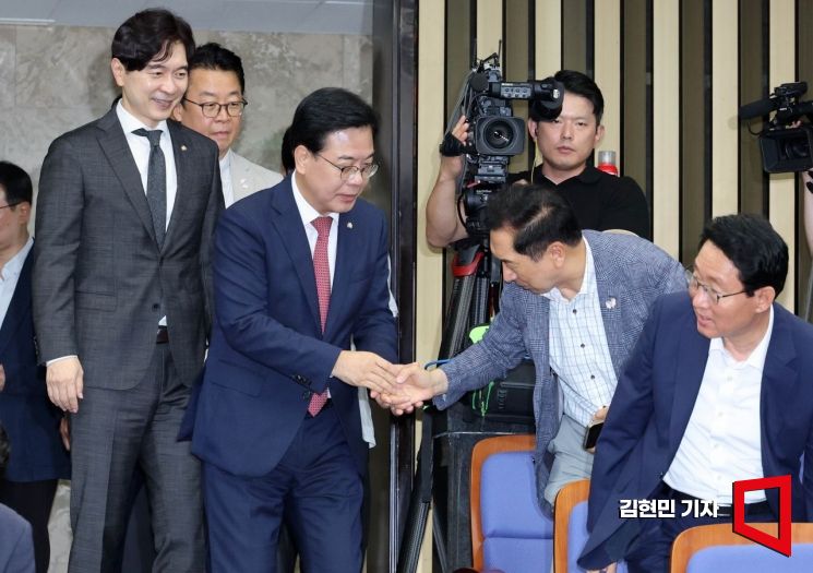 [포토] 악수하는 송언석-김기현