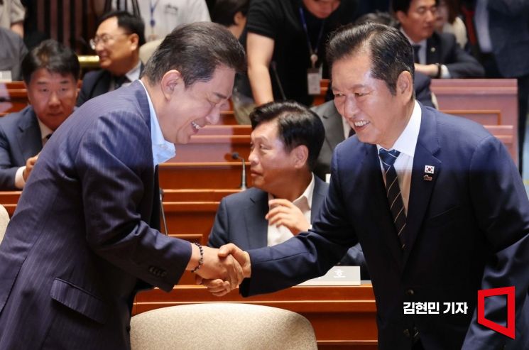 [포토] 악수하는 정청래-김병기