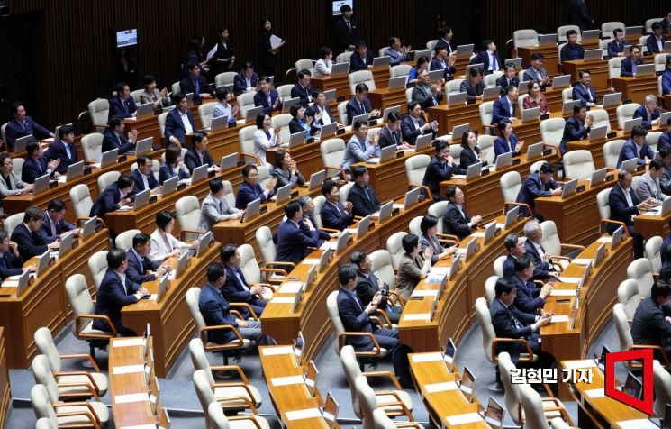 방문진법 내준 野 속수무책…국힘 "與, 악법 폭주열차 가동"