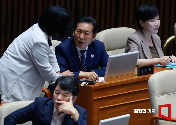 [포토] 과방위원장과 대화하는 정청래