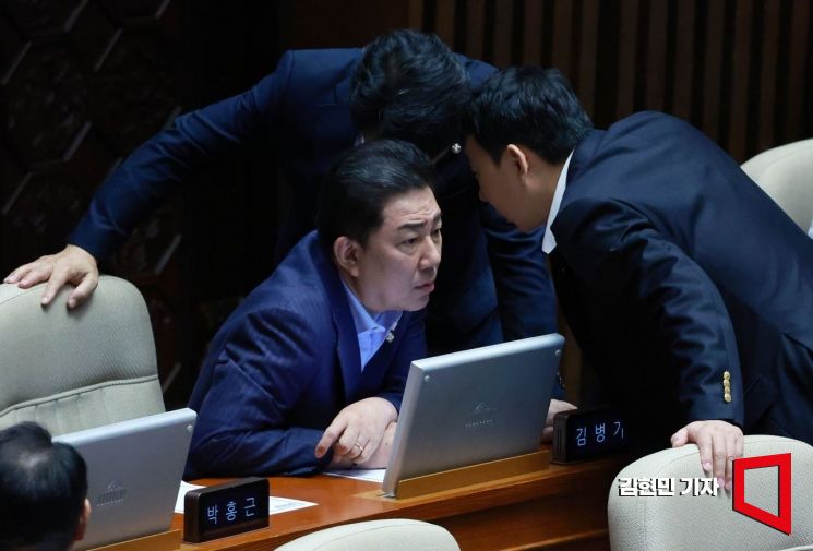 김병기 더불어민주당 원내대표가 21일 국회 본회의에서 김용민 의원 등과 대화하고 있다. 김현민 기자