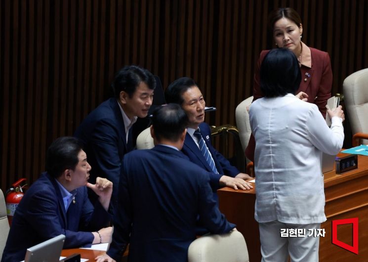 [포토] 본회의장에서 대화하는 민주당 지도부