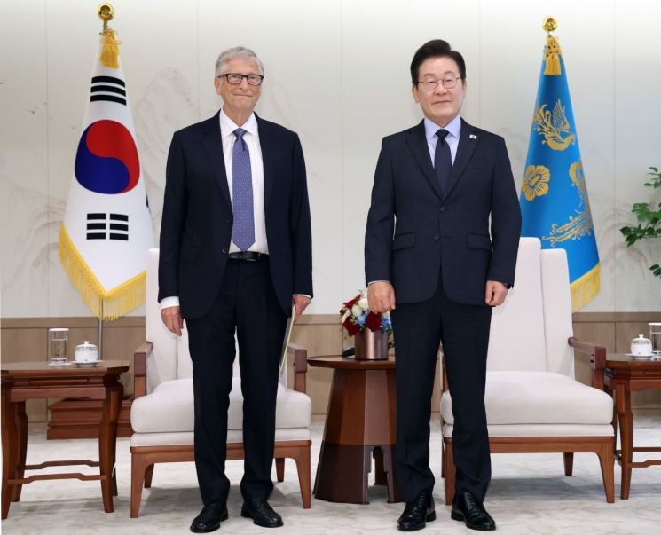 이재명 대통령이 21일 용산 대통령실에서 빌 게이츠 게이츠재단 이사장과 기념촬영을 하고 있다. 연합뉴스