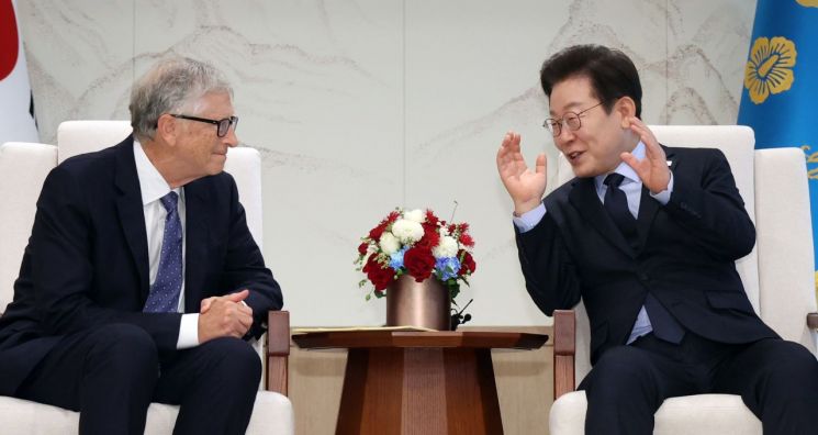 이재명 대통령이 21일 용산 대통령실에서 빌 게이츠 게이츠재단 이사장 접견 중 발언하고 있다. 연합뉴스
