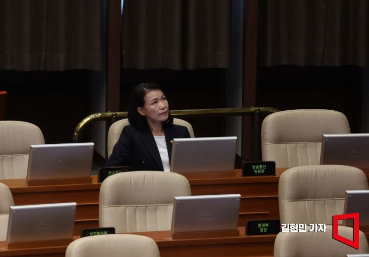 '빵에 관하여' 글 올린 이진숙 "저급한 정치선동…직원 위해 구입"