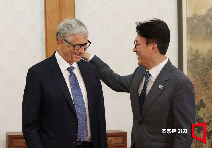 [포토] 빌 게이츠 이사장 먼지 털어주는 김민석 총리 