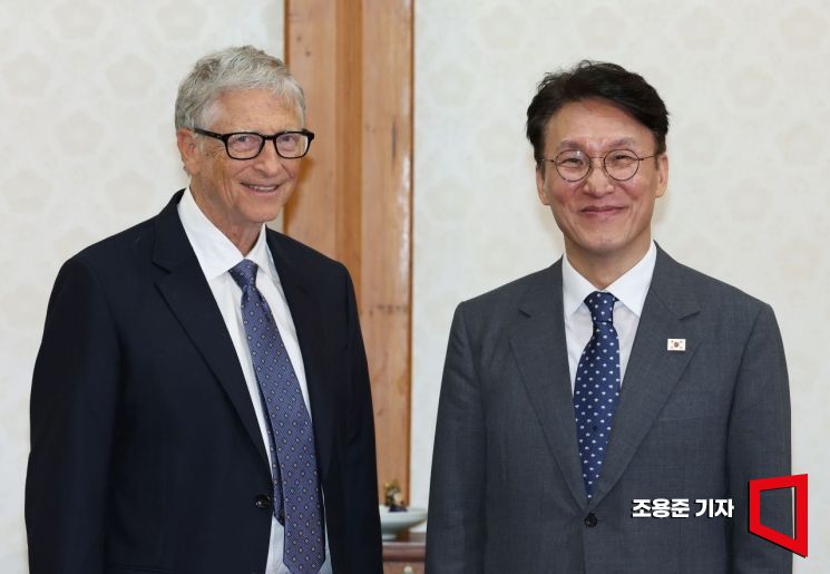 김민석 국무총리와 빌 게이츠 게이츠재단 이사장이 21일 서울 삼청동 총리공관에서 열린 오찬회담에 앞서 기념촬영을 하고 있다. 2025.8.21 조용준 기자