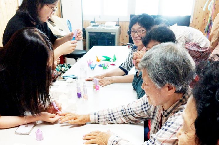 학생들과 함께하는 어르신 돌봄 프로그램. 청송군 제공