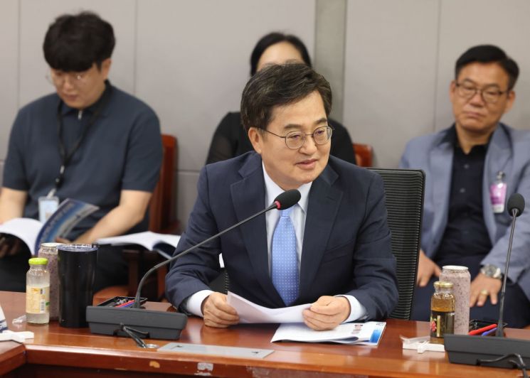 김동연 경기도지사가 21일 서울 여의도 국회의원회관에서 열린 '지속가능 미래도시와 국가 AI  경쟁력 강화' 토론회에서 축사를 하고 있다. 경기도 제공