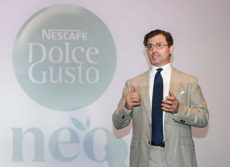 토마스 카소 네슬레코리아 대표가 21일 열린 기자간담회에서 신제품을 소개하고 있다.