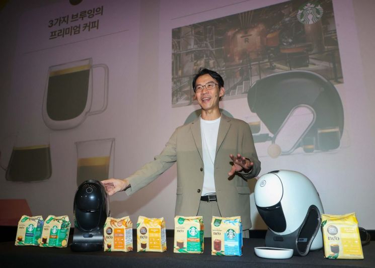 아피왓 이리야피차트 네슬레코리아 커피사업부 부문장이 21일 열린 기자간담회에서 신제품을 소개하고 있다.