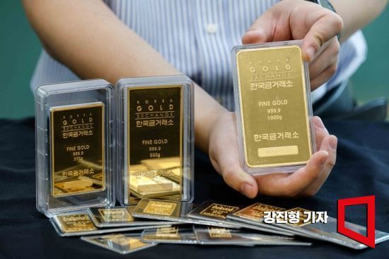 서울 종로구 한국금거래소 종로본점에서 직원이 골드바를 정리하고 있다. 사진=강진형 기자aymsdream@